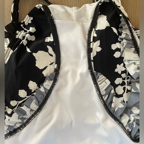 MICHAEL Michael Kors Deep Back White/ Black Floral Ruffle One Piece L46625; 8 - Picture 7 of 8